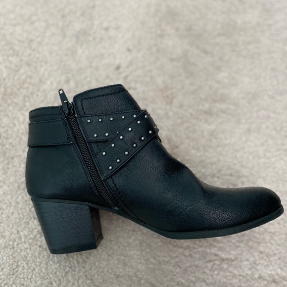 Women’s Accessories - Picture 2 of 16